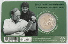 Rückseite der englischsprachigen Pietilä Coincard mit den technischen Spezifikationen und dem Porträt des Architektenpaares.