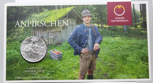 Vorderseite des offiziellen Blisters mit der Österreich 10 Euro 2026 Silbermünze Anpirschen - Horn in handgehobener Qualität.