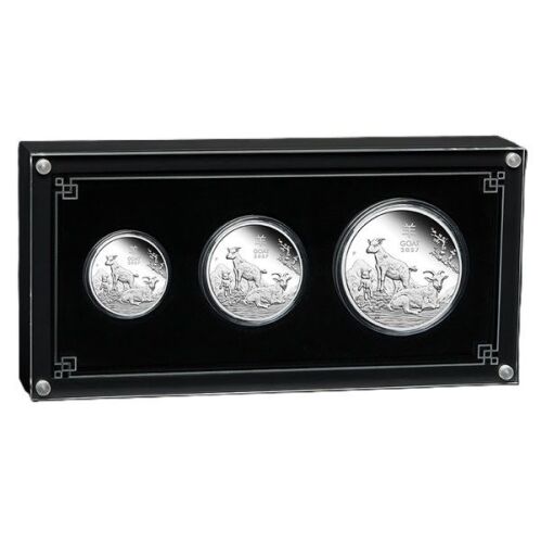 Vorderseite des offiziellen Perth Mint 3,5 oz Lunar III Proof-Sets 2027 Jahr der Ziege mit den drei arrangierten Silbermünzen im Etui.