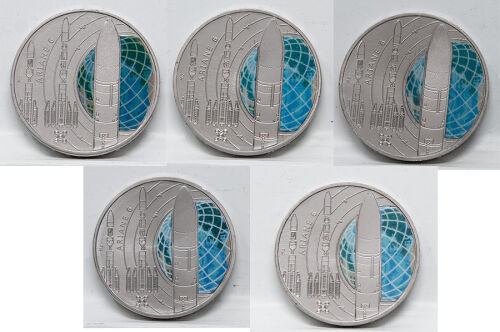 Vorderseite des Deutschland 5 Euro Gedenkmünzensitzes 2026 Ariane 6 mit allen fünf Prägestätten A, D, F, G und J.