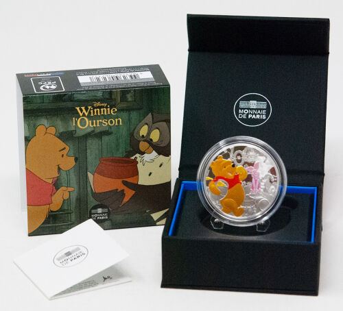 Farbige Motivseite der französischen 10 Euro Silbermünze 2026 Winnie Puuh in vollendeter Polierter Platte.